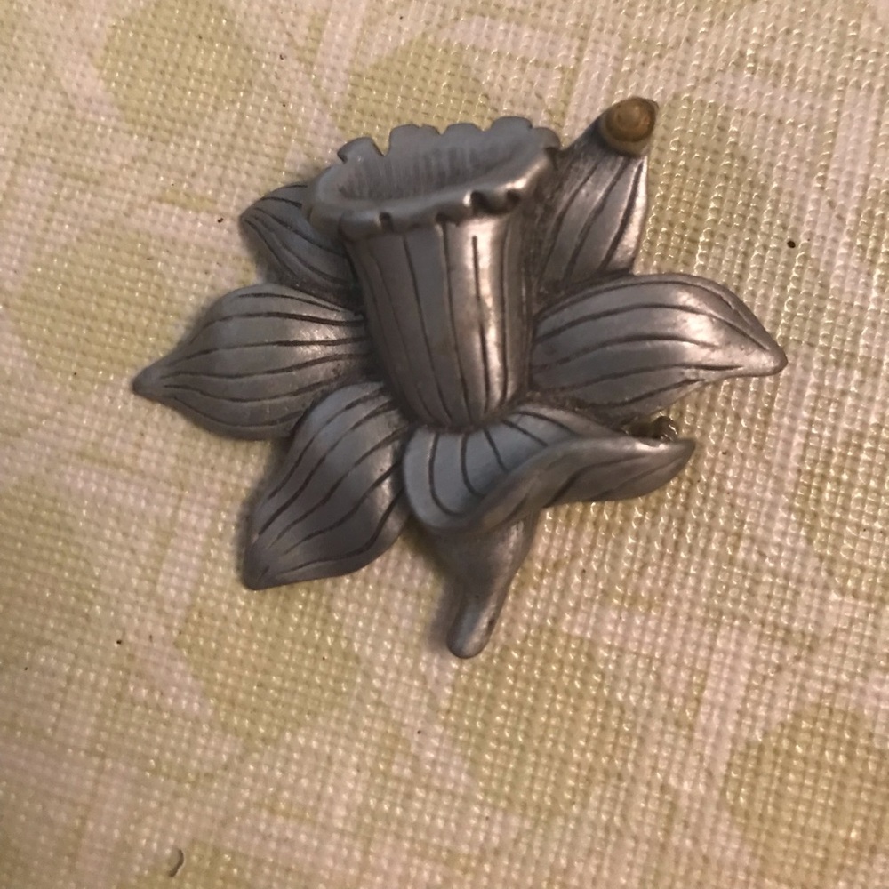 Flower brooch